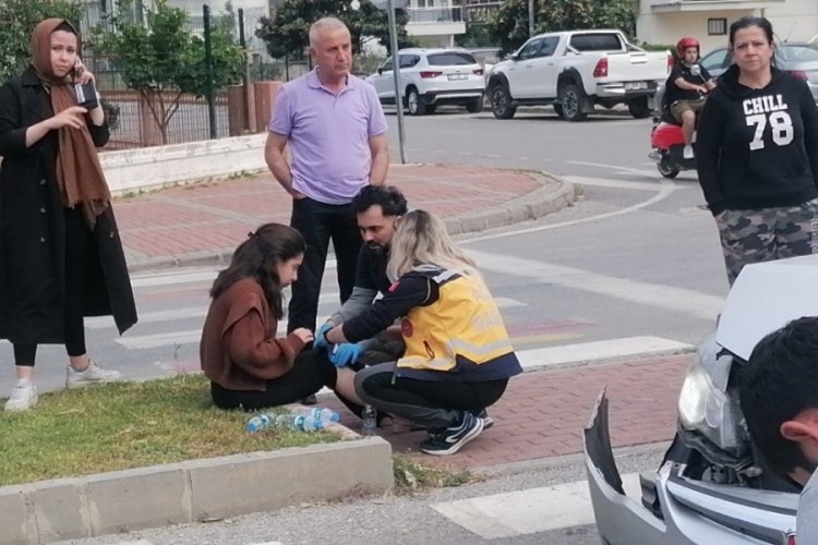 Antalya'da ticari taksi ile otomobil &ccedil;arpıştı: 2 yaralı