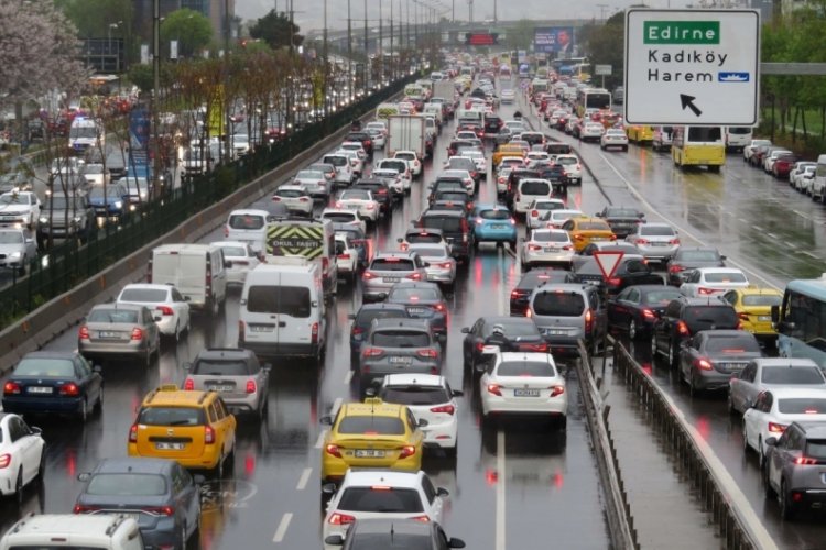İstanbul'da sağanak yağış trafiği fel&ccedil; etti
