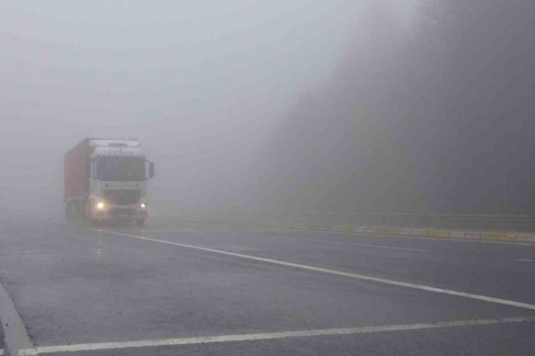 Bolu Dağı'nda sis s&uuml;r&uuml;c&uuml;lere zor anlar yaşattı