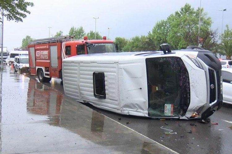 İstanbul'da servis minib&uuml;s&uuml; devrildi!