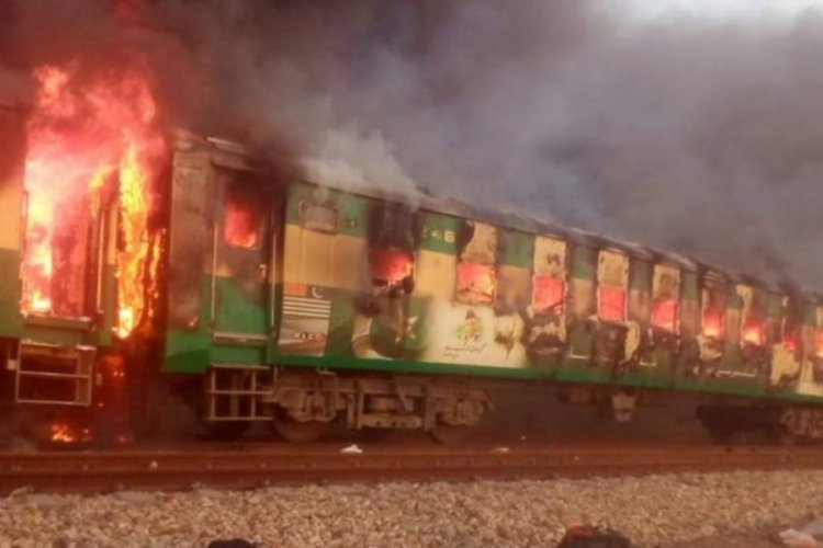 Pakistan'da tren yangını: 7 kişi hayatını kaybeti