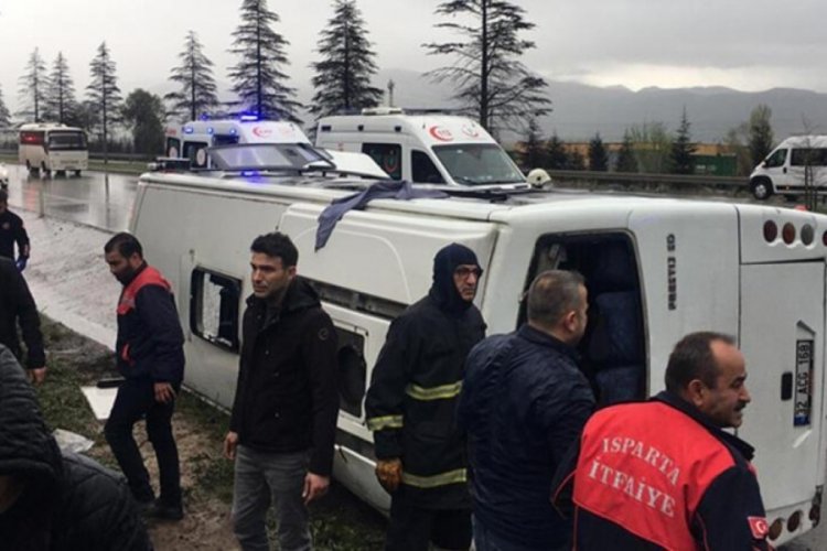 Isparta'da servis midib&uuml;s&uuml; devrildi! &Ccedil;ok sayıda yaralı var