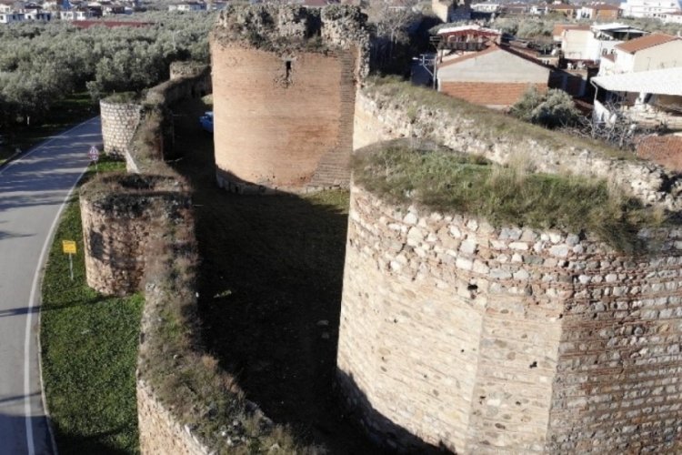 Bursa'da 2500 yıllık tarihi surlara ilgin&ccedil; yazı
