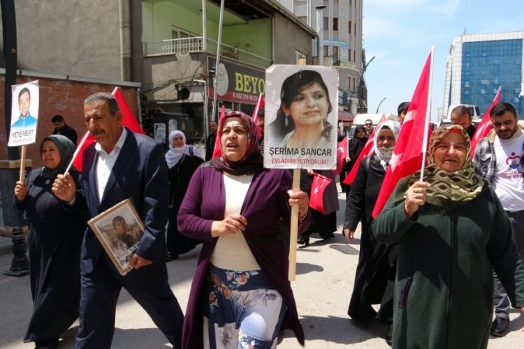 Evlat n&ouml;betindeki annelerden &ccedil;ağrı: Kimse HDP'ye oy vermesin