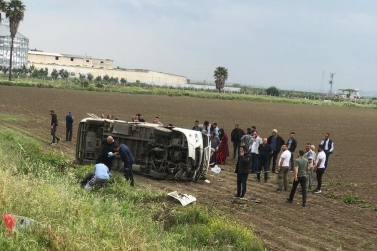 Adana'da minib&uuml;s ile kamyon &ccedil;arpıştı: 10 yaralı