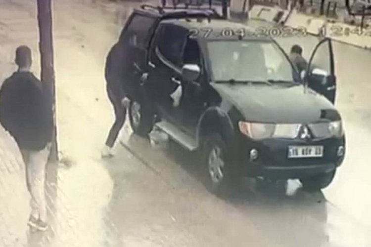 Bursa'da gen&ccedil; kıza &ccedil;arpan kamyonetin camlarını kırdılar