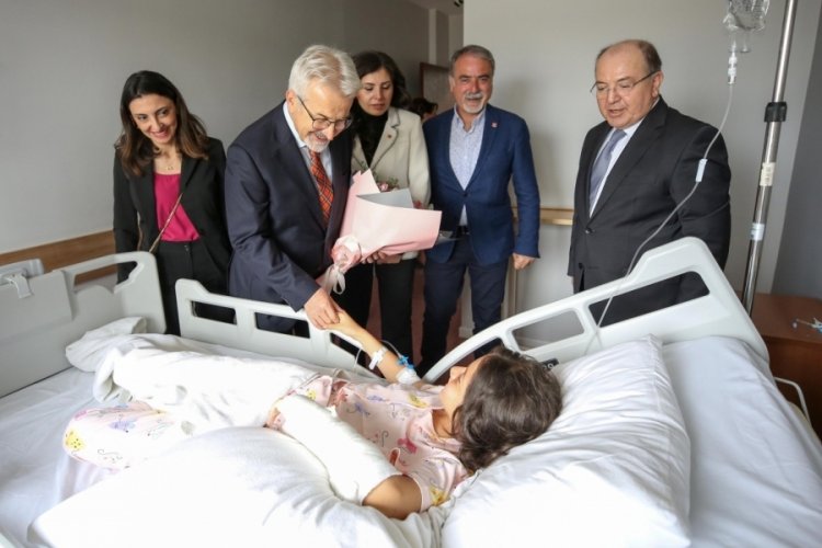 Bursa'da Başkan Turgay Erdem'den kazazede &ouml;ğrencilere ziyaret