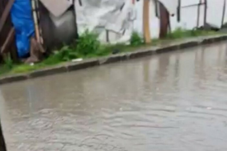İstanbul'da sağanak yağış sonrası gecekonduyu su bastı