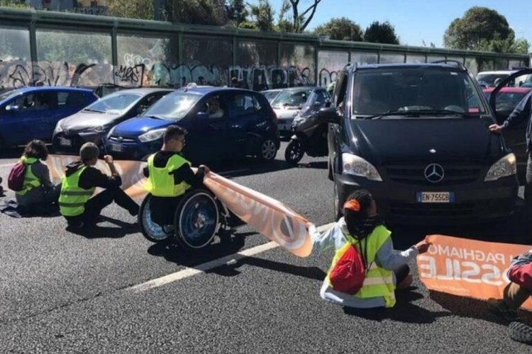 İtalya'da iklim aktivistleri yolu kapatarak eylem yaptı
