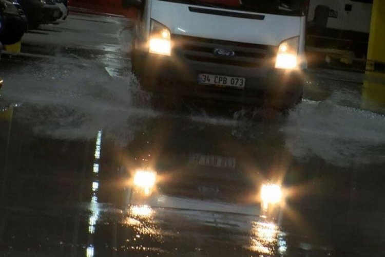 İstanbul'da yeni Sosyete Pazarı Otoparkı'nı su bastı