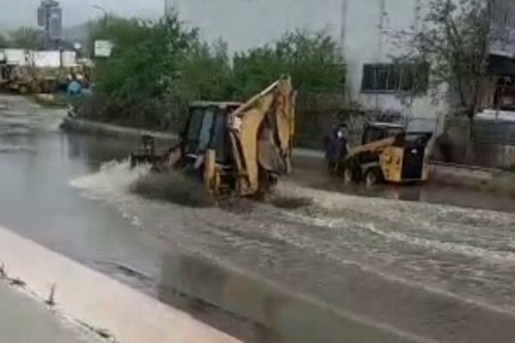 Ankara sele teslim oldu! Sağanak sonrası cadde ve sokaklar g&ouml;le d&ouml;nd&uuml;