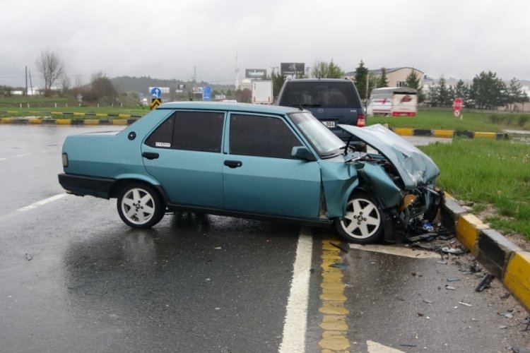Kastamonu'da iki otomobil kavşakta &ccedil;arpıştı