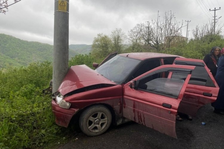 Zonguldak'ta otomobil elektrik direğine &ccedil;arptı, 4 kişi yaralandı