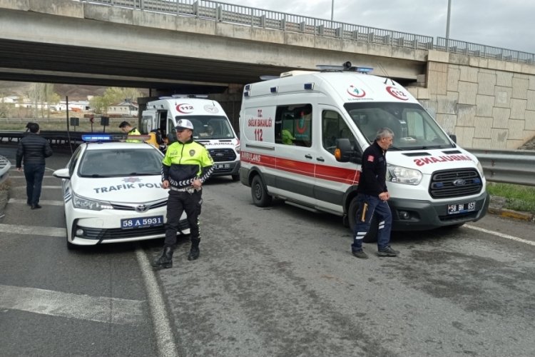 Sivas'a yemin t&ouml;renine giden aile kaza yaptı: Yaralılar var
