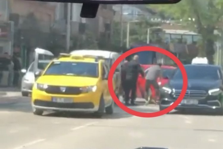Bursa'da kavga ettiği s&uuml;r&uuml;c&uuml;y&uuml; az daha eziyordu!