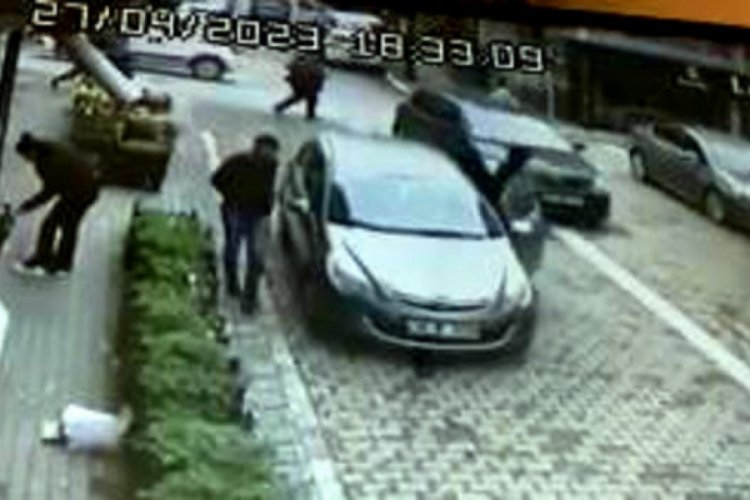 İstanbul'da park ettiği otomobilinin altında kaldı