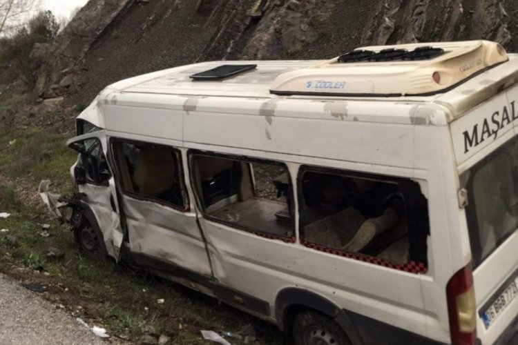 Ankara'da iş&ccedil;i servisi otomobille &ccedil;arpıştı! &Ouml;l&uuml; ve yaralılar var