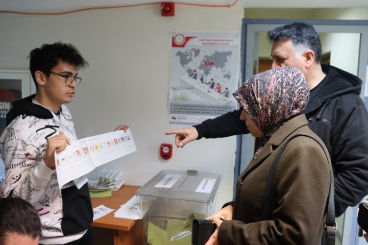 Yurtdışında kalan vatandaşlar oylarını kullanıyor
