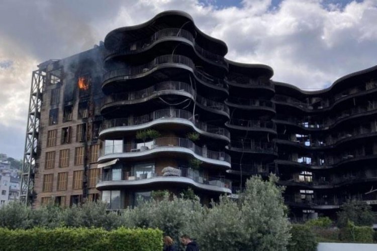 İzmir'de 8 katlı sitede &ccedil;ıkan yangında soğutma &ccedil;alışmaları s&uuml;r&uuml;yor