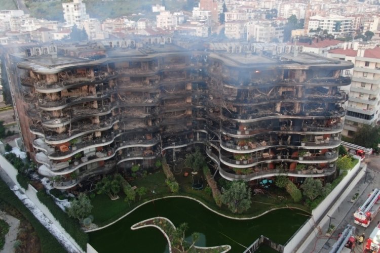 İzmir'de k&uuml;le d&ouml;nen 8 katlı sitenin y&ouml;netiminden itfaiyeye tepki