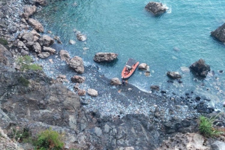 Antalya'da kayalıklardan d&uuml;şen şahıs kurtarıldı