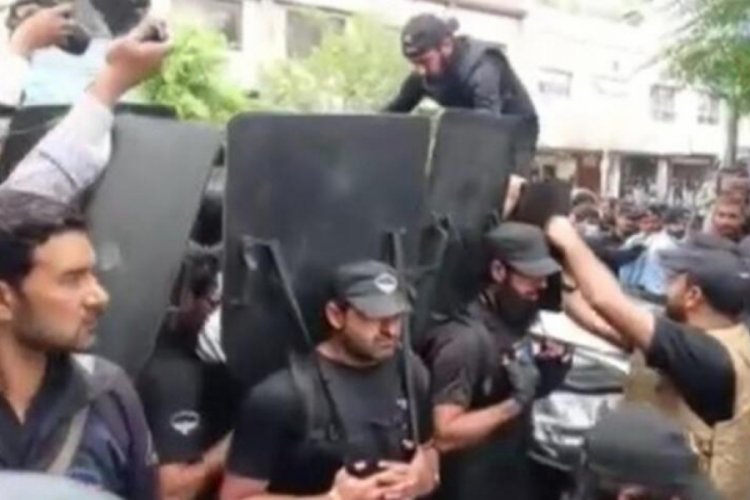 Imran Khan mahkemeye kurşun ge&ccedil;irmez kalkanlarla getirildi