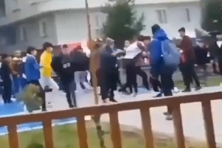 Siirt'te liselilerin tekmeli-yumruklu kavgası kamerada