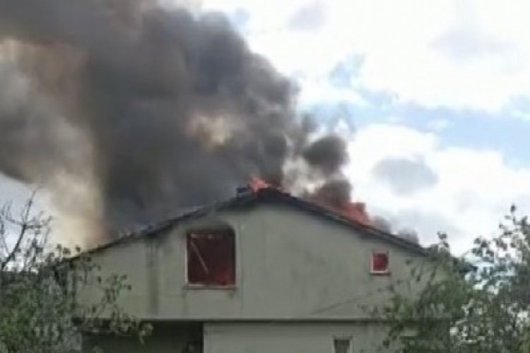 Kocaeli'nde iki katlı binanın &ccedil;atısı alev alev yandı