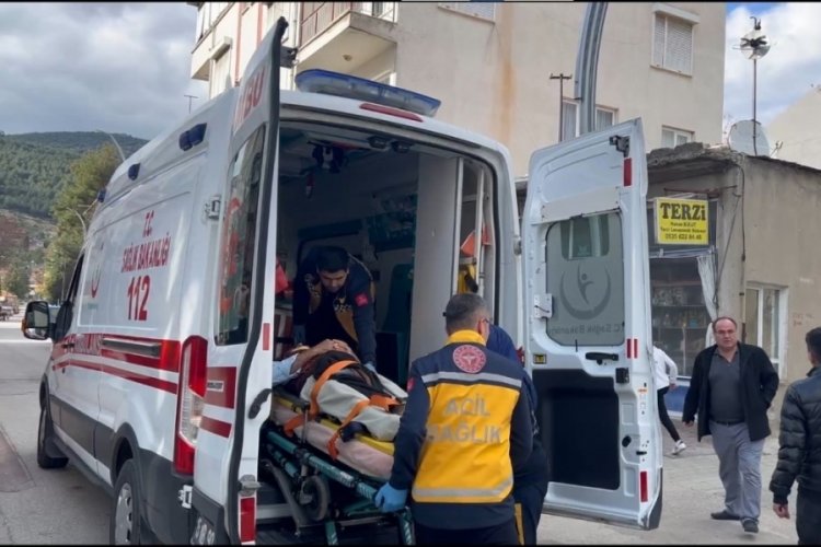 Burdur'da ara yoldan kontrols&uuml;z &ccedil;ıkan bisikletliye motosiklet &ccedil;arptı