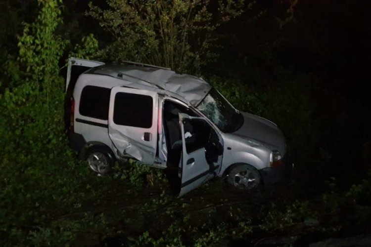 Zonguldak'ta s&uuml;r&uuml;c&uuml;s&uuml;n&uuml;n kontrol&uuml;nden &ccedil;ıkan ara&ccedil; dereye u&ccedil;tu