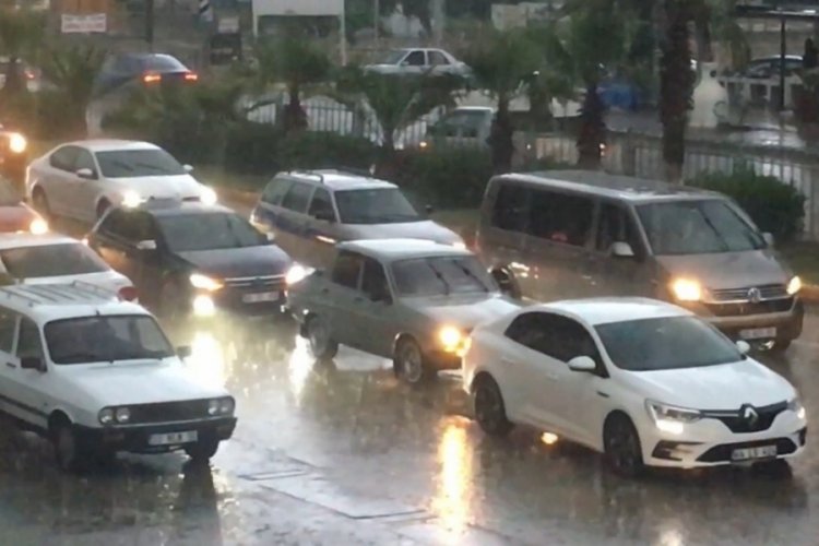 Mersin'i dolu ve sağanak hayatı fel&ccedil; etti