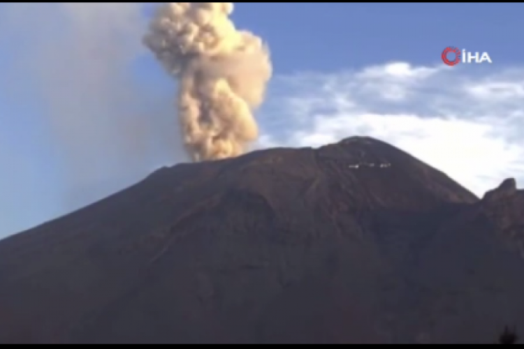 Meksika'daki Popocatepetl Yanardağı'ndan k&uuml;l yağışı: U&ccedil;uşlar askıya alındı