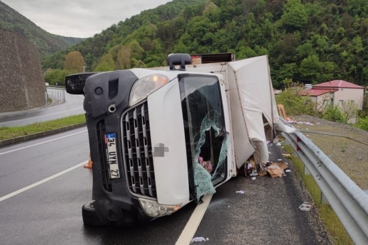 Zonguldak-Ereğli yolunda ila&ccedil; kamyonu yan yattı: 1 yaralı