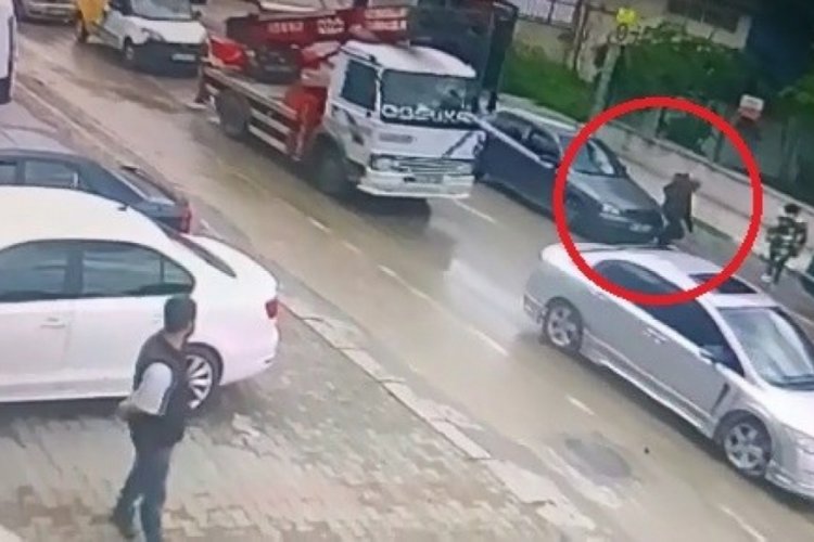 Bursa'da yolun karşısında ge&ccedil;mek isterken otomobil &ccedil;arptı