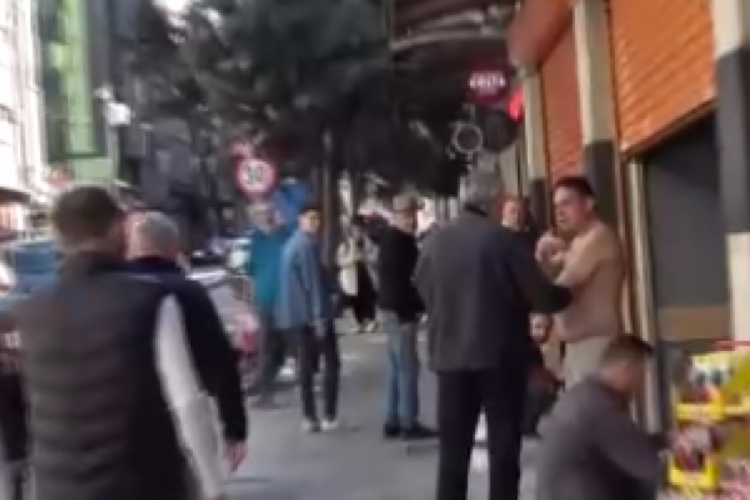 İstanbul'da yarı &ccedil;ıplak turist ortalığı birbirine kattı