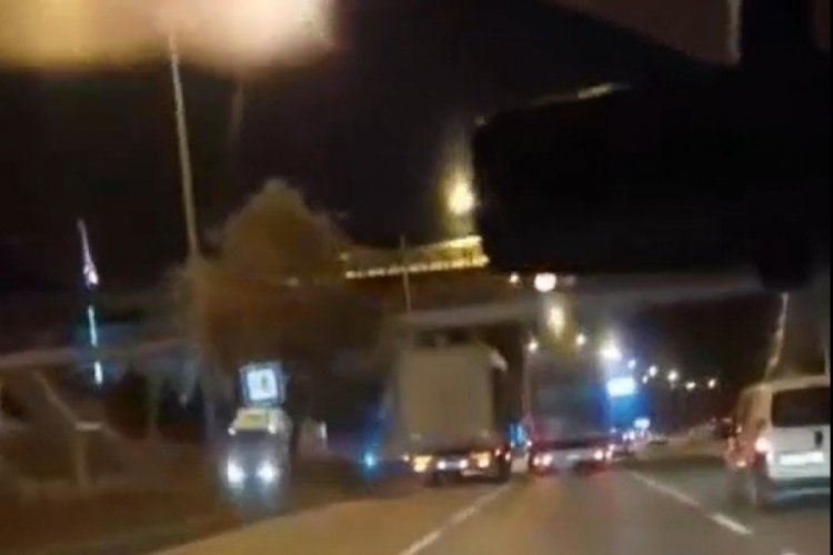 Eskişehir'de tırı sıkıştıran otomobil s&uuml;r&uuml;c&uuml;s&uuml; kazaya sebep oldu