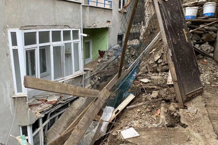 İstanbul'da istinat duvarı &ccedil;&ouml;kt&uuml;, 5 bina tahliye edildi