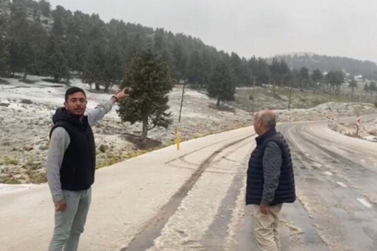 Mersin'de kar yağışı etkisini g&ouml;sterdi! Toroslar beyaza b&uuml;r&uuml;nd&uuml;