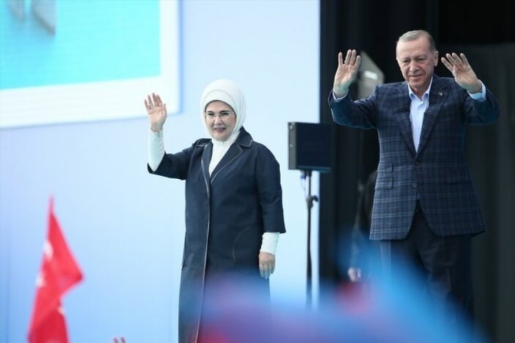 Erdoğan'dan İzmir'de konuştu: Masanın altındaki t&uuml;m ayaklar aynı g&ouml;z&uuml;k&uuml;yor
