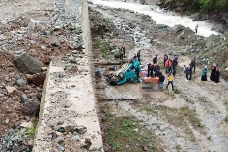 Rize'de otomobil dereye u&ccedil;tu! 4 kişi &ouml;ld&uuml;