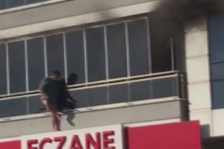 İzmir'de yangında mahsur kalan adam dakikalarca balkonda bekledi
