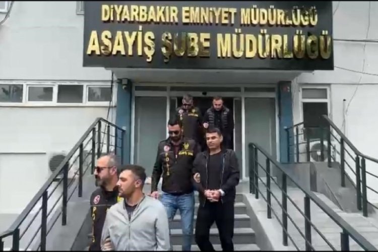 Depremzedelerin evini soyan hırsızlar &ouml;nce kameralara sonra polise yakalandı