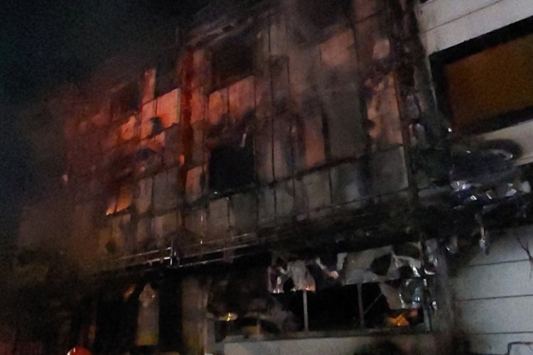 Samsun'da lokantada &ccedil;ıkan yangın geceyi aydınlattı!