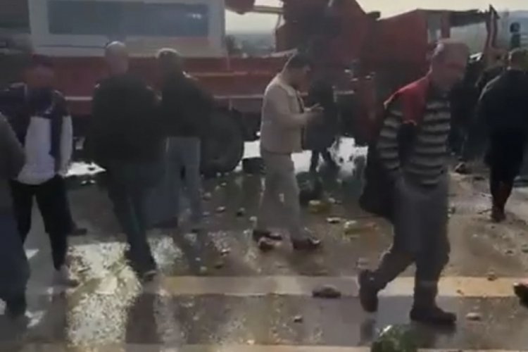 Bursa'da vin&ccedil; ile kamyon &ccedil;arpıştı! Binlerce kasa meyve ve sebze yola d&ouml;k&uuml;ld&uuml;