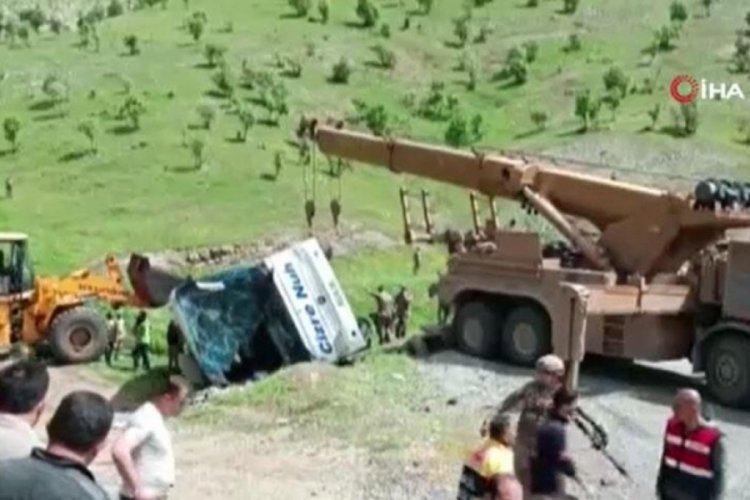 Şırnak'ta askerleri taşıyan otob&uuml;s devrildi! 2 şehit, 45 yaralı
