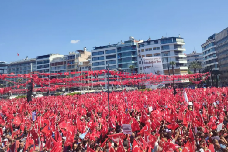 G&uuml;ndoğdu Meydanı hınca hın&ccedil; dolu!