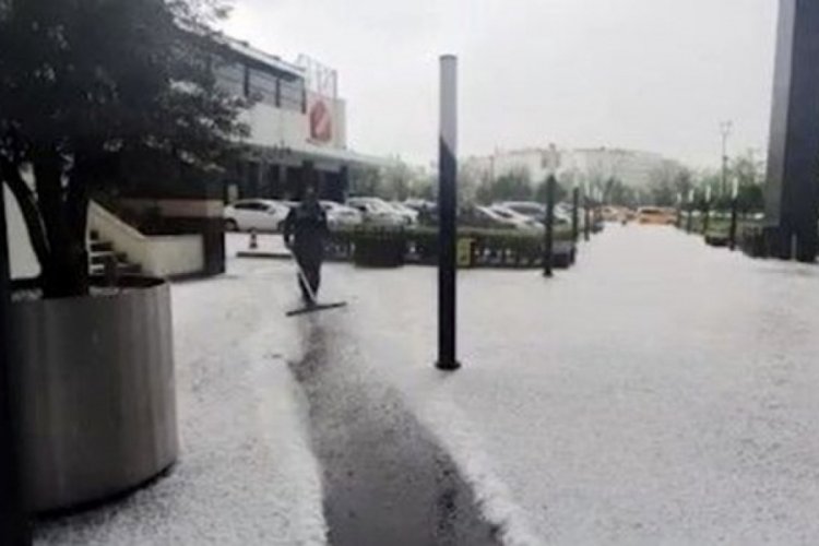 Diyarbakır'da dolu ve fırtına: Yollar beyaza b&uuml;r&uuml;nd&uuml;