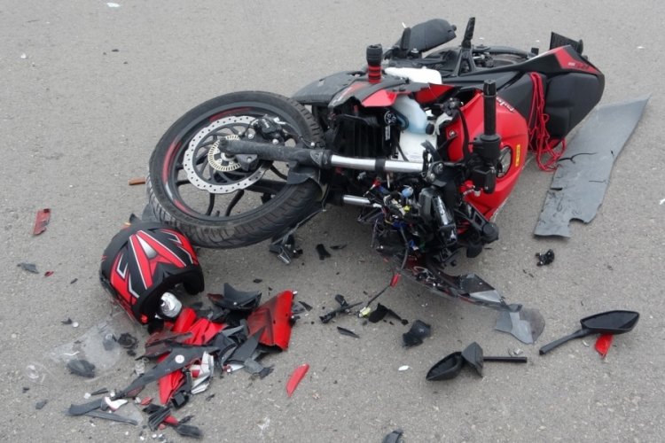 Aksaray'da hız motosikleti minib&uuml;se &ccedil;arptı: 1 ağır yaralı