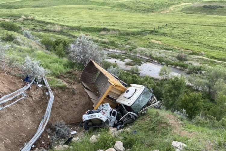 Adıyaman'da &ccedil;arpışan kamyon ile otomobil şarampole yuvarlandı:3 yaralı