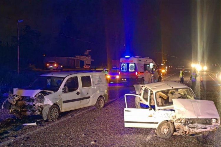 Adıyaman Kahta'da iki otomobil kafa kafaya &ccedil;arpıştı: 3 yaralı